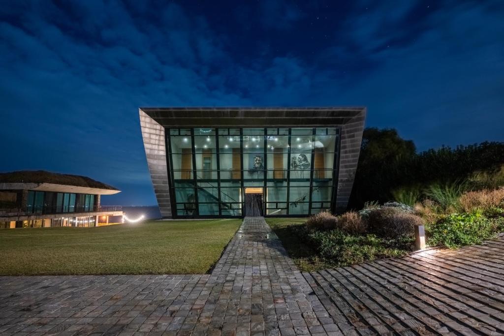 Playa Vik José Ignacio: Donde la Arquitectura se Encuentra con el Horizonte